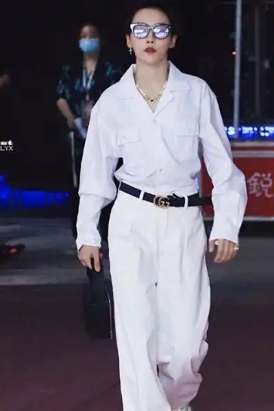 the9刘雨昕下班路透图,大背头加黑框眼镜,网友:男友力爆棚!