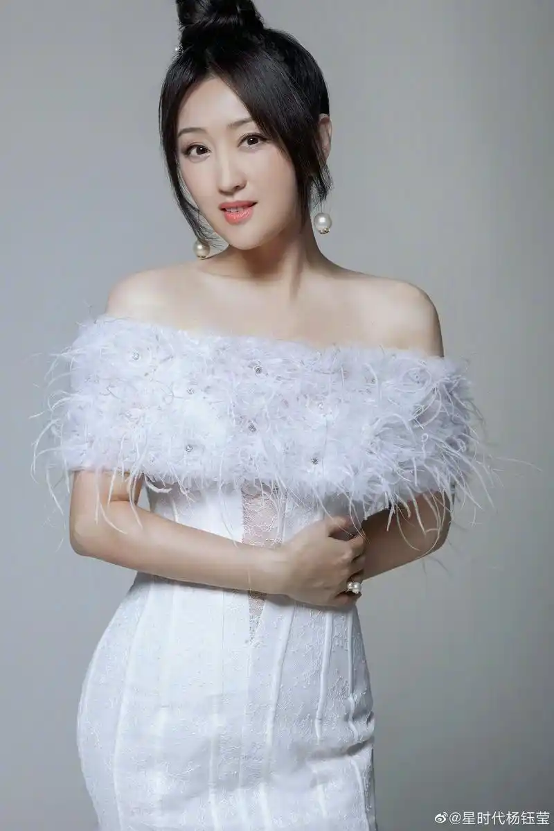 杨钰莹小露香肩也增加了一份成熟女人的魅力,性感中又不失去俏皮感