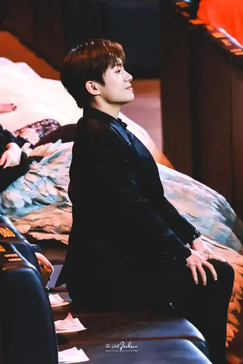 易烊千玺我可要坐直啦##微博之夜