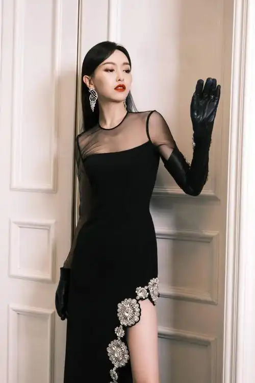 唐嫣真的越来越大气典雅!黑色透视加高开叉礼服裙,性感又神秘