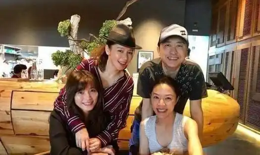 就在前段时间,有人表示目睹过哈林带着自己的妻子前去参观月子中心,这