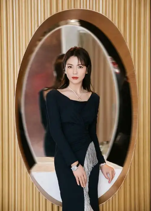 刘涛气质真绝了身穿黑色镂空蕾丝连衣裙亮相性感又高雅