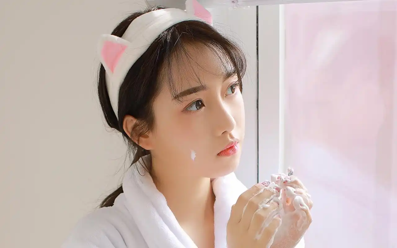 贝雷帽美女性感闺房照高清电脑壁纸