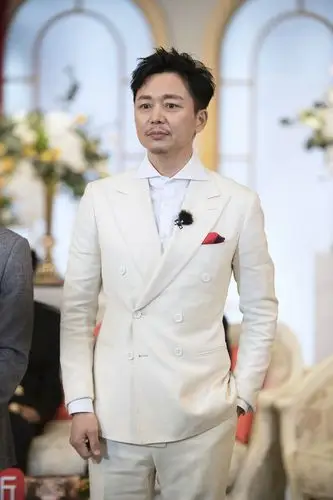 女生着白色西装外套搭配蓝色牛仔裤效果图