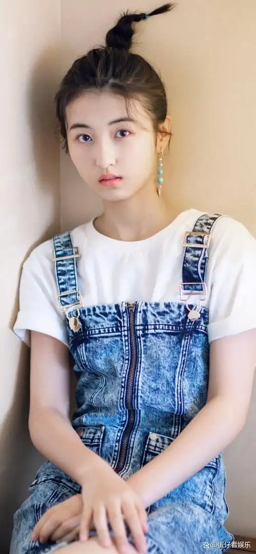 娱乐圈的感情分分合合总是让人唏嘘,而"国民妹妹"张子枫的感情世界也