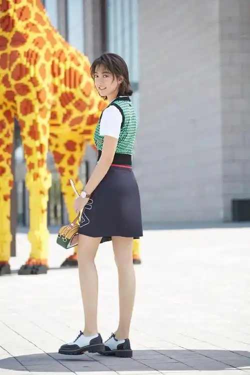 赵今麦t恤短裙小清新街拍