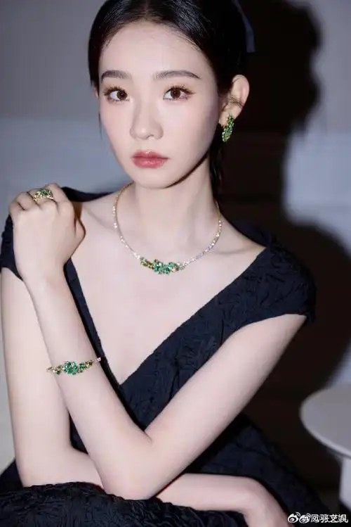 #张艺凡绿色配饰##张艺凡黑色v领裙#