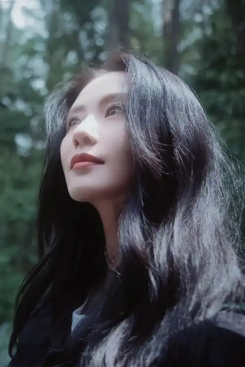 刘诗诗笑意侧颜随拍