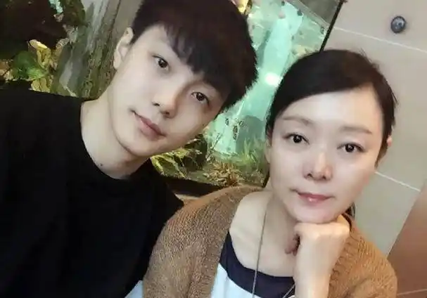 儿子成篮球明星,胡妈妈才是人生大赢家_胡明轩_父母_杜锋