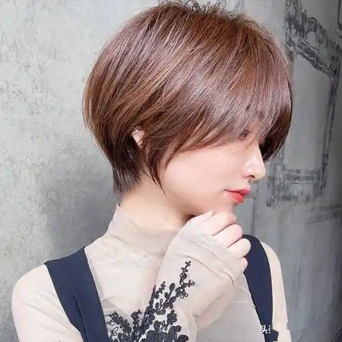 最具人气的女士短发:蓬松瘦脸,层次感满满,剪完显小10岁_头发_发型