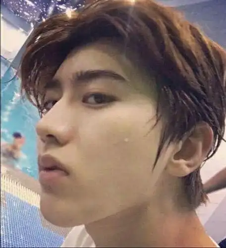 卸妆后的蔡徐坤看起来依然那么的耀眼,年轻的朝气在他脸上一览无