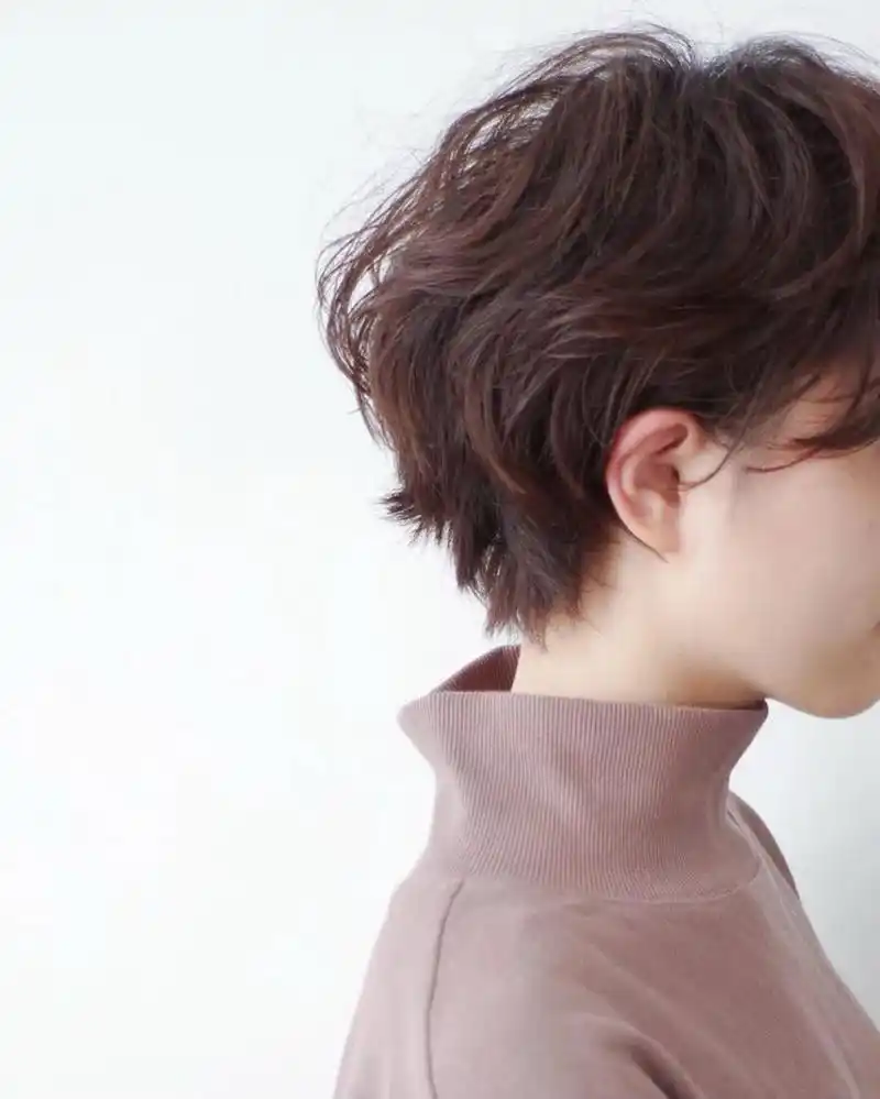 短发纹理烫 很多女生剪完超短发不知道怎么打理,其实女生超短发的层次