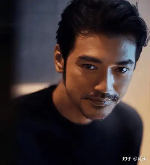 金城武在出道的时候,留的就是中长发,他是娱乐圈公认的男神了,他的