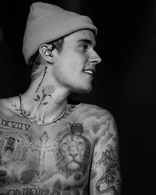 贾斯汀比伯justinbieber面瘫后巡回演唱会又暂停了