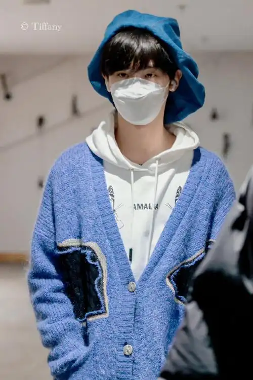 黄明昊不规则大头帽#白色卫衣搭配蓝色针织开衫阳光帅气,不规则帽子