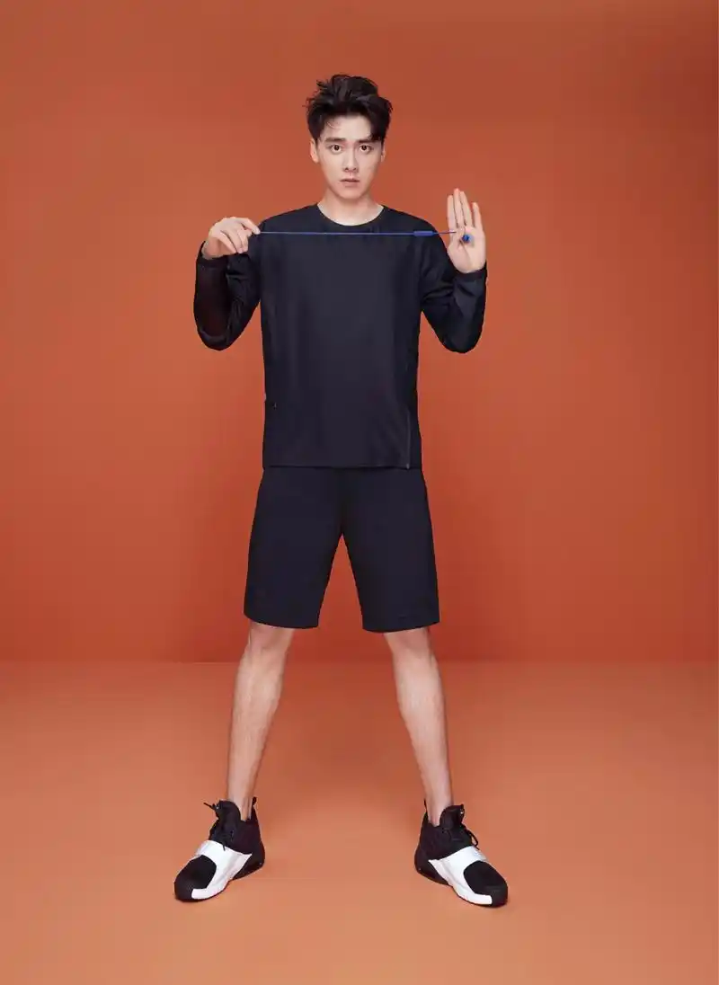 "峰"芒毕露,李易峰运动写真演绎阳光真我