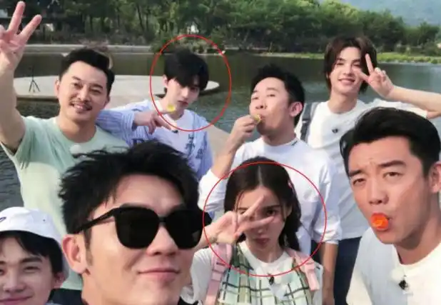 有种"铁憨憨"叫蔡徐坤,发合照却忘p图,意外暴露杨颖真实颜值