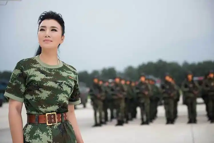 准备出发!最纯朴女中音刘子琪为入伍从军的青年放声歌唱