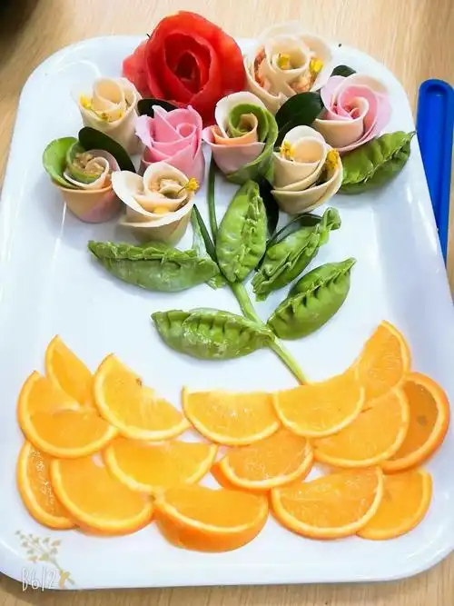 接着在我们班高手如云的家长们的努力下 我们准备的创意"饺子拼盘