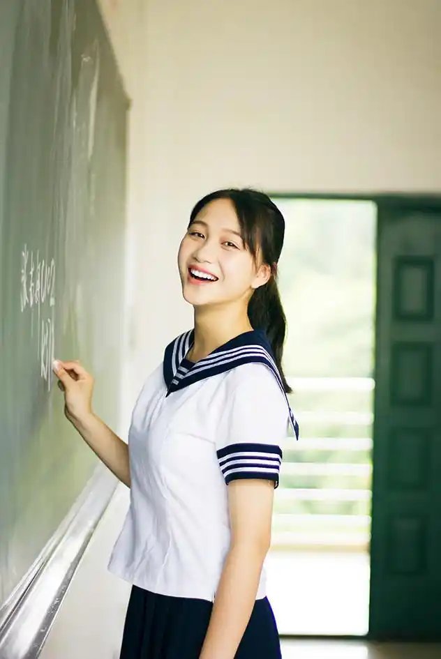 教室里的校服美女甜甜的