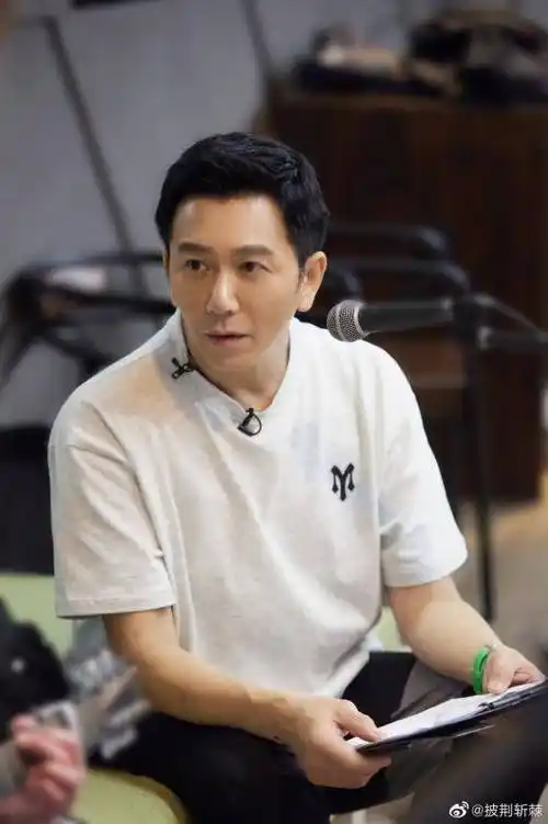 温兆伦参加披荆斩棘收获新形象不惧自黑展现娱乐圈大哥风采