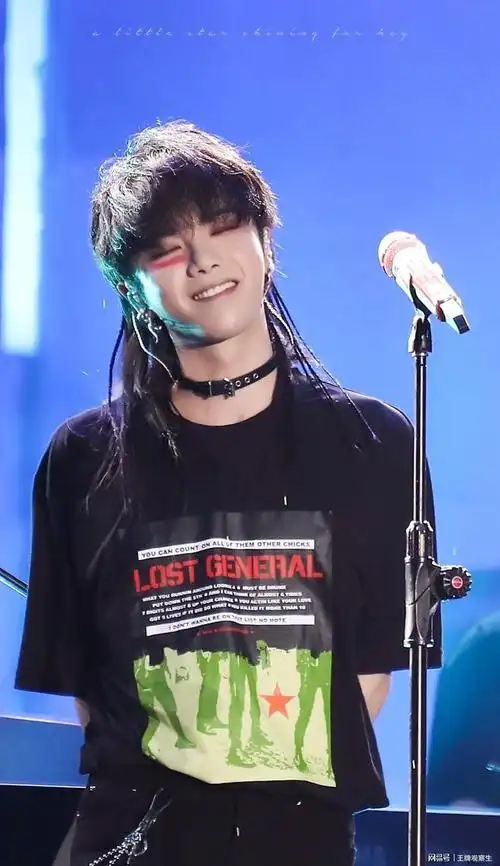 华晨宇最新自拍亮相卷毛狼尾发型化身摇滚小狼崽