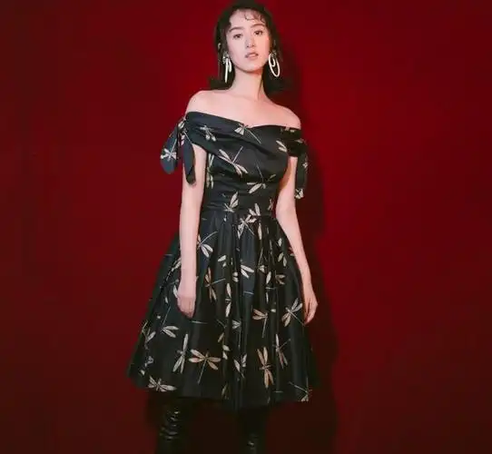 袁冰妍自信太饱满了将高跟长筒靴穿成紧身裤雷人不止还辣眼睛