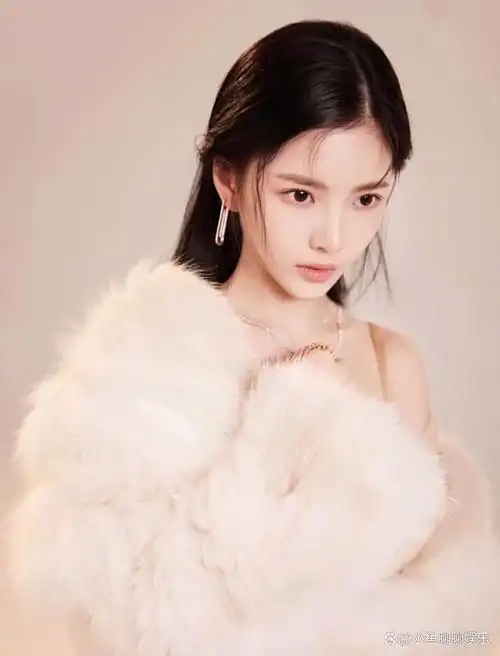 杜淳老婆王灿晒美照,一身绿色打扮又嫩又漂亮,网友吐槽太想火了