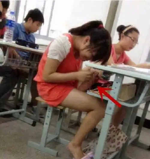 上课呢还大胆抠脚好渴,先喝点饮料撑一下,水也不给一盘,这是要让我