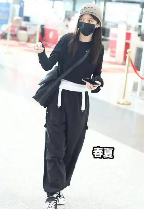 近期女明星机场私服简单的休闲装扮才是女生参考的典范