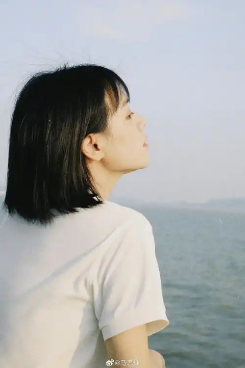 马思纯最新状态##以为马思纯演校园剧了#第一眼看到马思纯晒的照片还