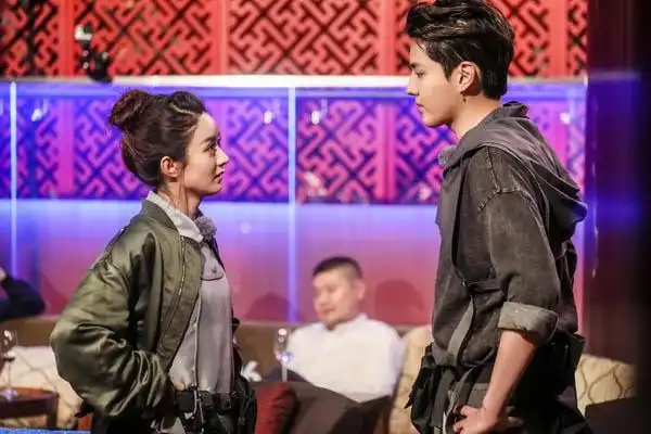 赵丽颖吴亦凡同台亲密拥抱 含笑脉脉撒狗粮甜炸了