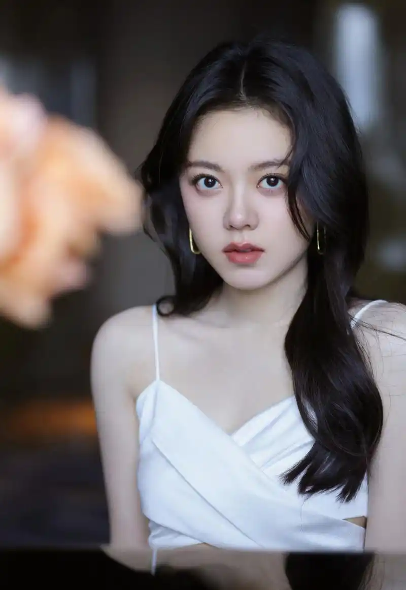 赵今麦纯白吊带套装造型,夏日清纯甜妹风格真的好吸引人,白色吊带加