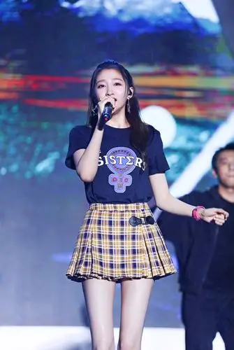 关晓彤现身音乐舞台 冒雨与粉丝互动_凤凰网娱乐_凤凰网