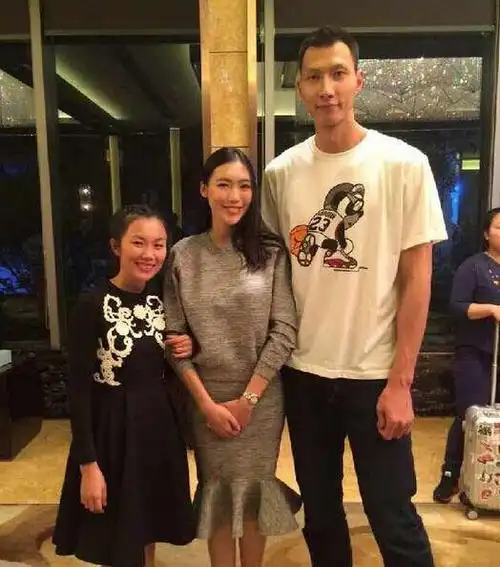 而作为阿联的太太荆灵,她的性格和阿联极为相似——沉稳,谦虚以及低调