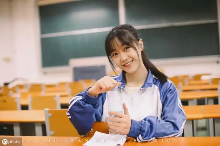 清纯校服女生校园的清纯穿校服的女孩
