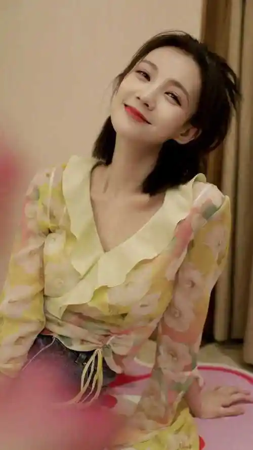 新晋甜美女神李一桐 黄色v领花裙 笑起来两只眼睛宛如小月牙