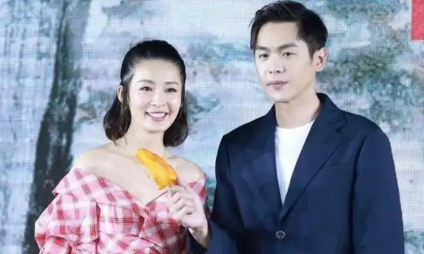 挽手引发热议后,张若昀李沁第一时间更新动态,唐艺昕默不作声_节目