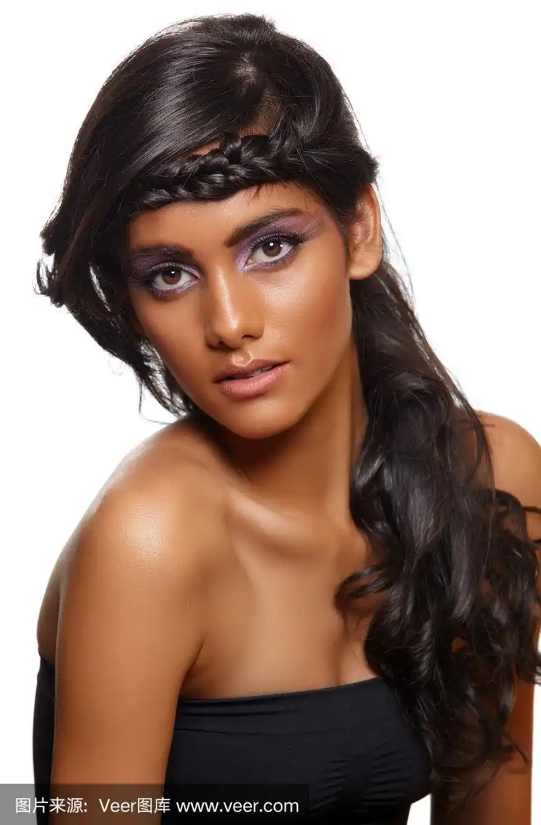 有着黝黑皮肤的漂亮女人