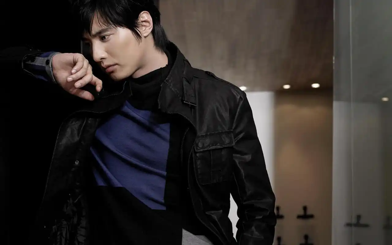 > 韩国男星元斌帅气型男魅力极简写真桌面壁纸(1920×1200)