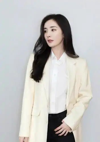 杨幂终于不露腿认真穿西装配白衬衫牛仔裤亮相气质已赢太多