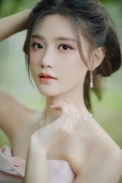 陈意涵estelle超话91#陈意涵芭莎造型#晨曦与烟霞相遇,碰撞出整个