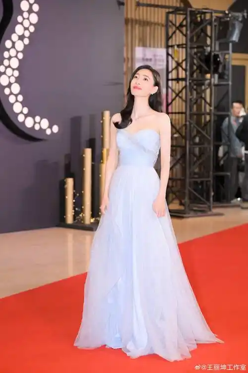 王丽坤穿浅蓝色连衣裙秀曼妙身材肤白貌美性感妖娆