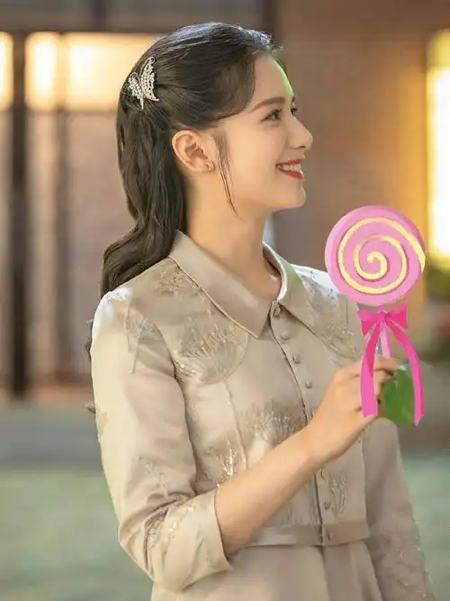▼在《一见倾心》中,她的复古民国造型也很亮眼,波浪卷发搭配蝴蝶发饰