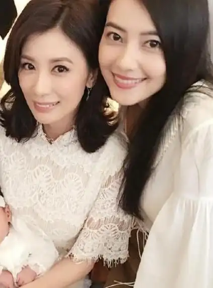 贾静雯和高圆圆的美貌大比拼网友看不出谁更胜一筹