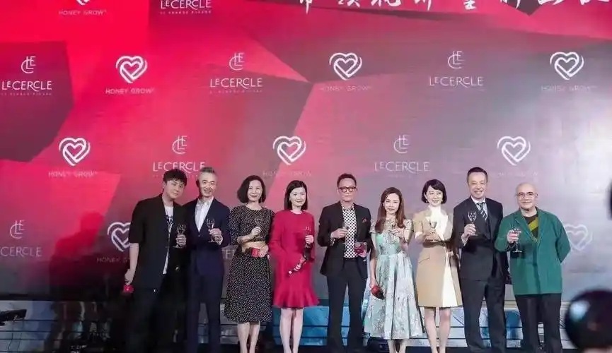 东方卫视主持人捧场负面富翁周正毅生日宴,你如何看待他们的做法?