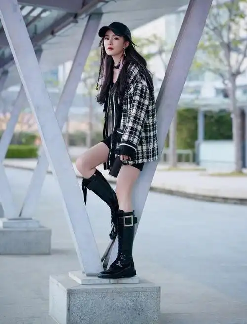 也是服了"腿精"杨幂,大冷天也要光腿穿高筒靴街拍,真时髦呀|西装|皮裤