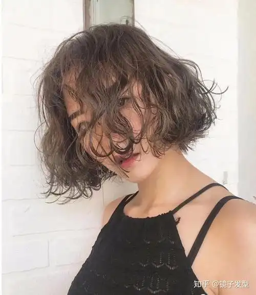 2021发型别乱剪,烫发就选卷卷烫,效果洋气又时尚 - 知乎