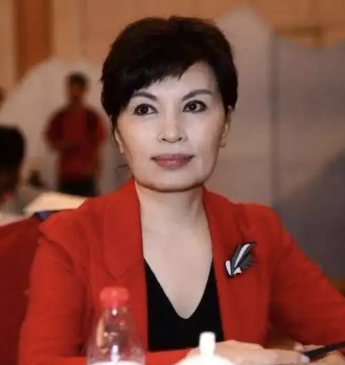 央视李瑞英:听闻儿子受伤依然坚持播音,网友:冷血无情