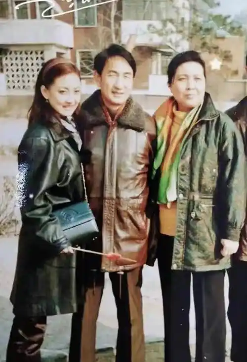 牛莉:24岁嫁给"圈外人"刘亚东,婚后生三子,结婚25年恩爱如初_父母